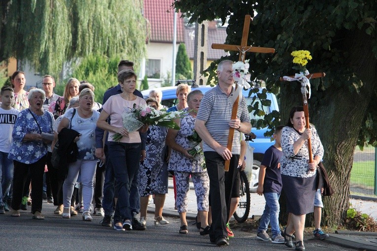 Przez 3 dni mieszkańcy poszczególnych wiosek pielgrzymują do sanktuarium