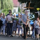 Przez 3 dni mieszkańcy poszczególnych wiosek pielgrzymują do sanktuarium