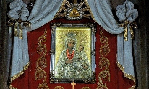 Wizerunek Pani Zbójeckiej w głównym ołtarzu kościoła