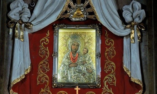 Wizerunek Pani Zbójeckiej w głównym ołtarzu kościoła