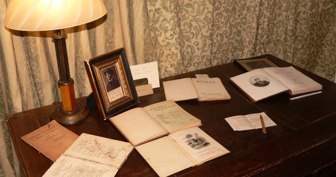 Na wystawie prezentowane są dokumenty, rękopisy i rodzinne fotografie