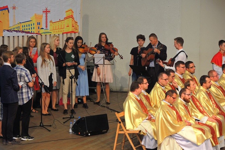 Młodzi w amfiteatrze pod Grojcem w Żywcu 2018