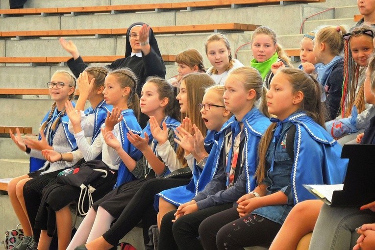 Młodzi w amfiteatrze pod Grojcem w Żywcu 2018