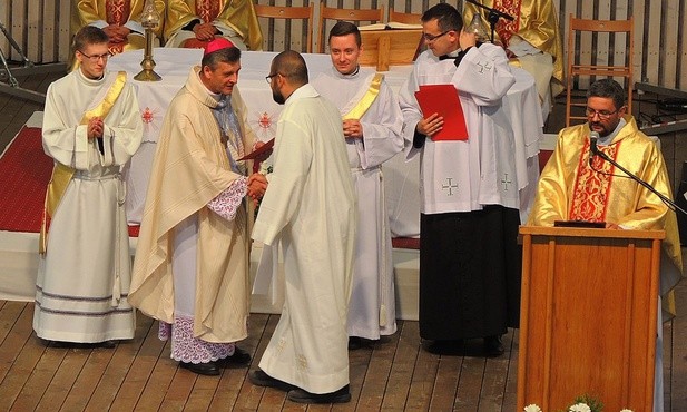 W Żywcu odebrali dekrety także nowi dekanalni duszpasterze młodziezy - na zdjęciu ks. Grzegorz Pasternak