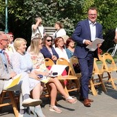 Pierwszy Fragment powieści przeczytał prezydent Radosław Witkowski, obok Anna Skubisz-Szymanowska, dyrektor biblioteki