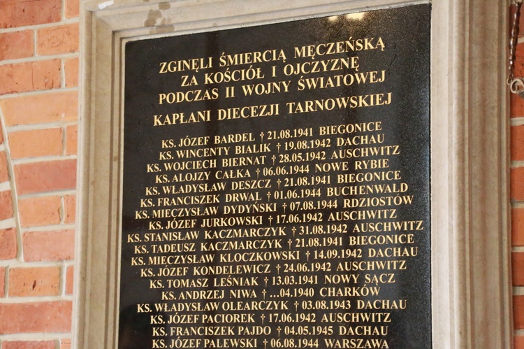 Tablica pomordowanych kapłanów w katedrze