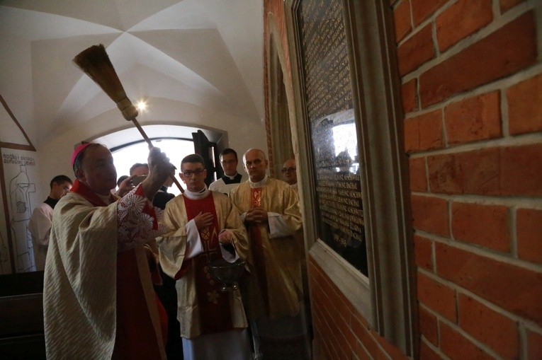 Tablica pomordowanych kapłanów w katedrze