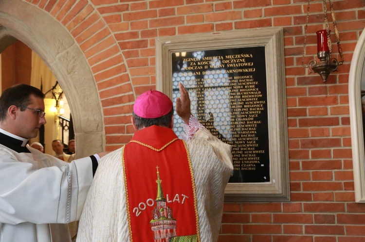 Tablica pomordowanych kapłanów w katedrze