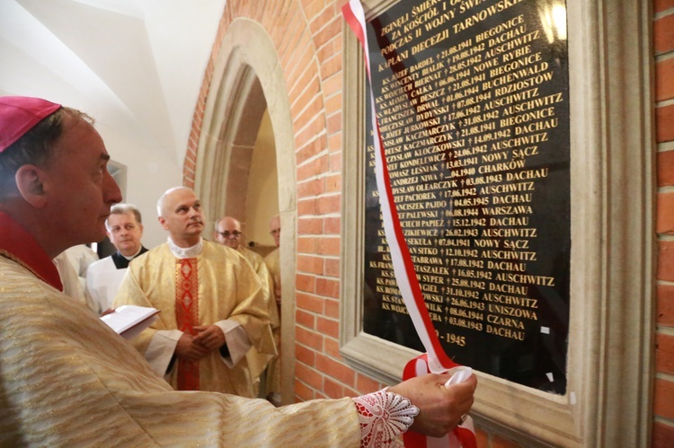 Tablica pomordowanych kapłanów w katedrze