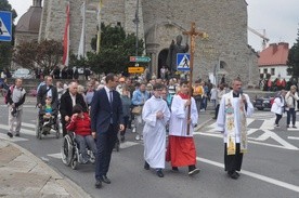 Uczestnicy forum w drodze do Kaplicy Łaski