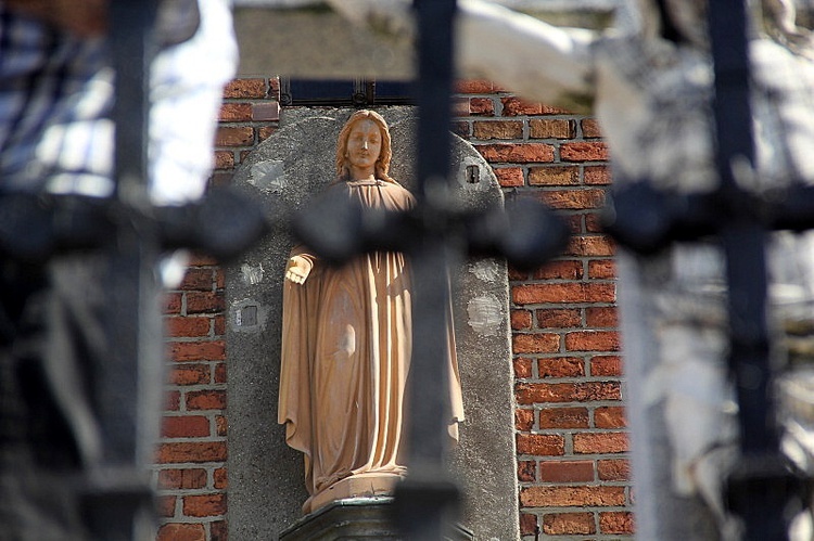 Sanktuarium Matki Bożej Jutrzenki Nadziei pełne wiernych