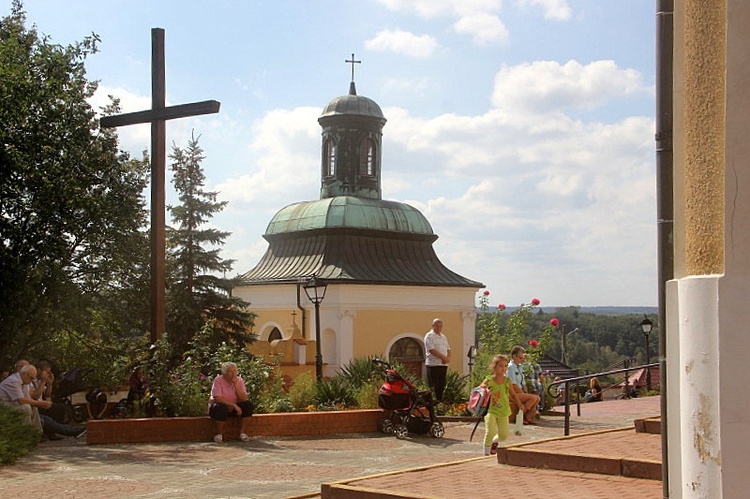 Sanktuarium Matki Bożej Jutrzenki Nadziei pełne wiernych