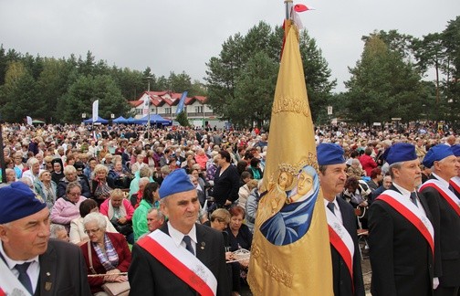 W uroczystości wzięło udział kilka tysięcy wiernych z obu warszawskich diecezji i innych rejonów Polski