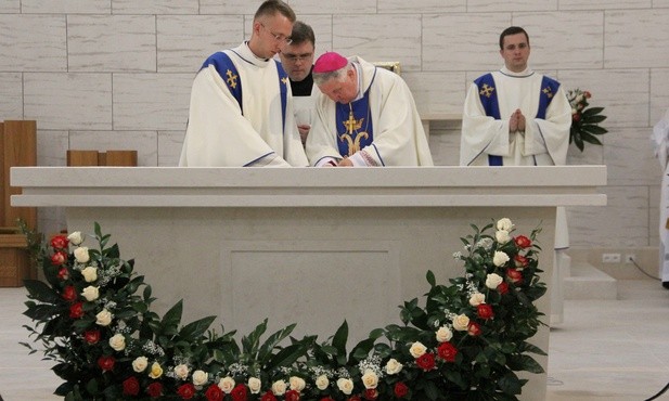 W mensie ołtarza biskup umieścił relikwie bł. ks. Ignacego Kłopotowskiego