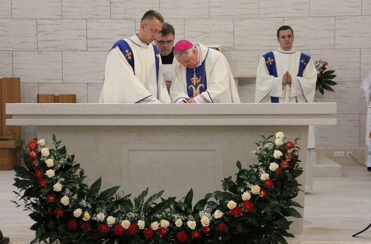 W mensie ołtarza biskup umieścił relikwie bł. ks. Ignacego Kłopotowskiego