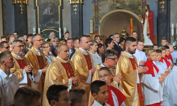 Księża pochodzący z Inwałdu i duszpasterze niegdyś tu pracujący w czasie jubileuszowej Mszy św.