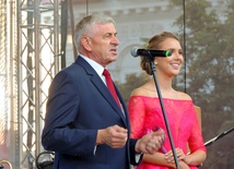 Prezydent Kutna Zbigniew Burzyński i tegoroczna Królowa Róż Julia Kaźmierczak