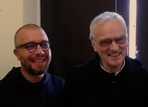 O. Maksymilian Nawara OSB (z lewej) z dotychczasowym opatem prezesem o. Ansgarem Schmidtem OSB