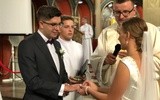 Ceremonii zaślubin przewodniczył ks. Sebastian Tomaszewski, do niedawna wikariusz w Kudowie-Zdroju