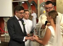 Ceremonii zaślubin przewodniczył ks. Sebastian Tomaszewski, do niedawna wikariusz w Kudowie-Zdroju