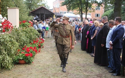 Rekonstruktorzy maszerują przed polowym ołtarzem