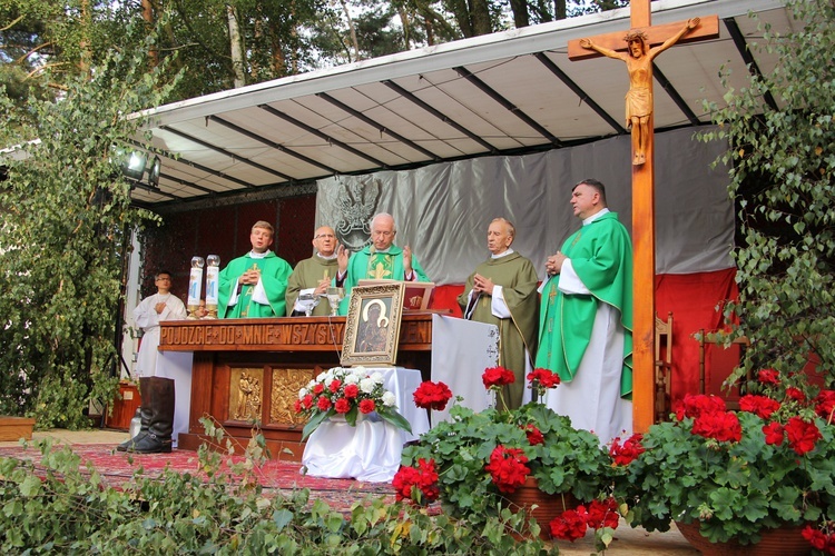 Uroczystość patriotyczna w Starych Budach