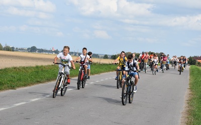 Na drodze z Przasnysza do Rostkowa dla pielgrzymów pieszych i rowerowych celem jest św. S. Kostka