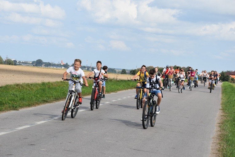 Na drodze z Przasnysza do Rostkowa dla pielgrzymów pieszych i rowerowych celem jest św. S. Kostka