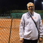 Ks. Jacek Gasidło - wikary w Szczyrku, jest jednym z uczestników mistrzostw księży w tenisie ziemnym