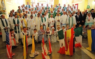 Księża i żywczanie po Mszy św. inaugurującej mistrzostwa w tenisie ziemnym