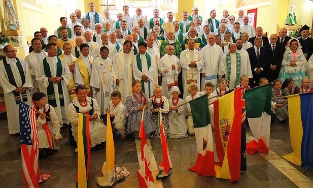Księża i żywczanie po Mszy św. inaugurującej mistrzostwa w tenisie ziemnym
