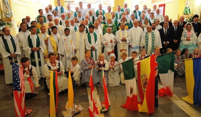 Księża i żywczanie po Mszy św. inaugurującej mistrzostwa w tenisie ziemnym