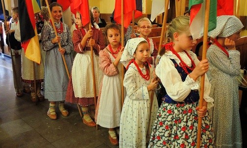 Dzieci z zespołu "Mała Ziemia Żywiecka" niosły flagi państw, z których przyjechali księża tenisiści