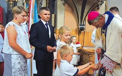 Procesja z darami podczas jubileuszowej Eucharystii.