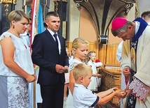 Procesja z darami podczas jubileuszowej Eucharystii.