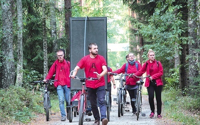 Ośmiu ewangelizatorów zsiadło z rowerów, by wspiąć się na Górę Polanowską.