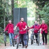 Ośmiu ewangelizatorów zsiadło z rowerów, by wspiąć się na Górę Polanowską.
