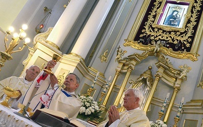 We Mszy św. użyto kielicha – daru marszałka Senatu RP.