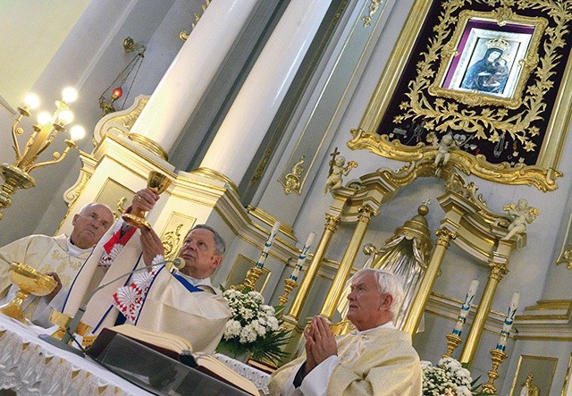 We Mszy św. użyto kielicha – daru marszałka Senatu RP.