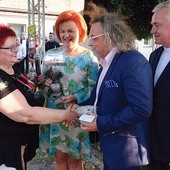 Statuetkę otrzymali Elwira i Tomasz Skoczkowie (w środku). Z lewej Ewa Kamińska, wiceprezes stowarzyszenia, a z prawej – prezes ks. Andrzej Tuszyński.