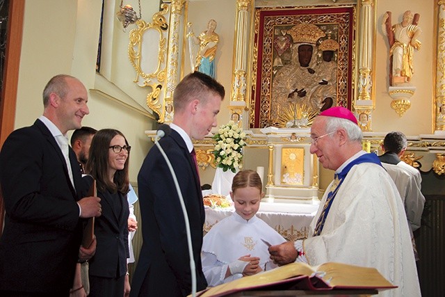 Parafianie witają ordynariusza łowickiego.