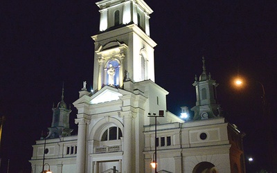 Wieczorna iluminacja pokazuje w pełni architektoniczne piękno świątyni na radomskich Glinicach.