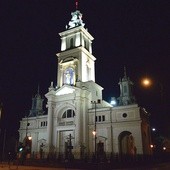 Wieczorna iluminacja pokazuje w pełni architektoniczne piękno świątyni na radomskich Glinicach.