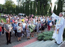 Ks. Krzysztof Osiński nie szczędził wody święconej swoim parafianom.