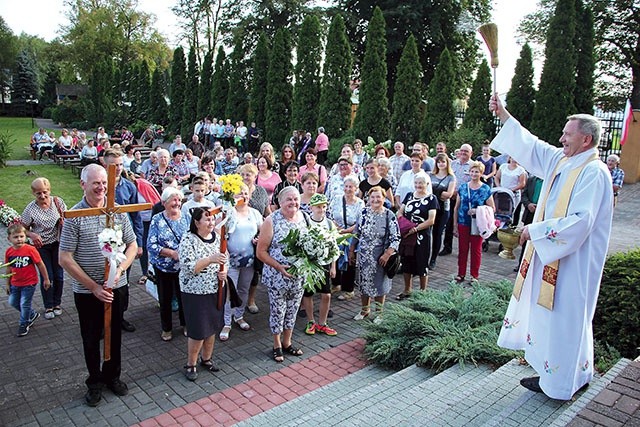 Ks. Krzysztof Osiński nie szczędził wody święconej swoim parafianom.