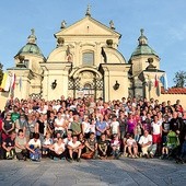 Do sanktuarium szło ok. 300 osób.