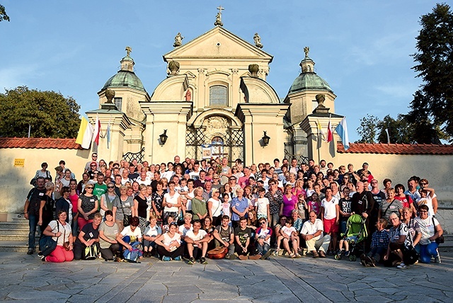 Do sanktuarium szło ok. 300 osób.