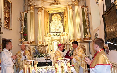Przed cudownym obrazem metropolita krakowski wręczył ks. Jarosławowi Żmii dekret ustanawiający sanktuarium.