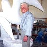 Artysta na etapie prac nad formą do odlewu pomnika Ducha Świętego (28.04.2009).