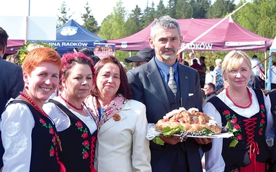 ▲	Starostowie dożynek, Ewa i Ryszard Szybiakowie, częstowali gości chlebem.